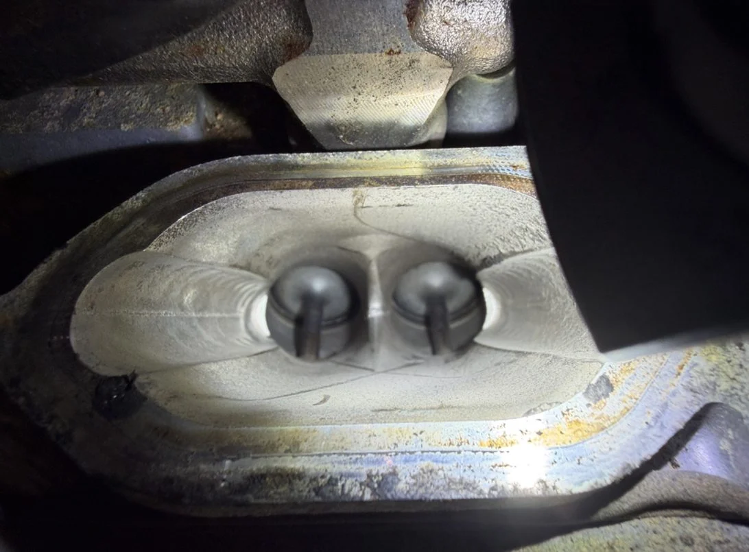 Intake port after walnut blasting: clean valves and port walls